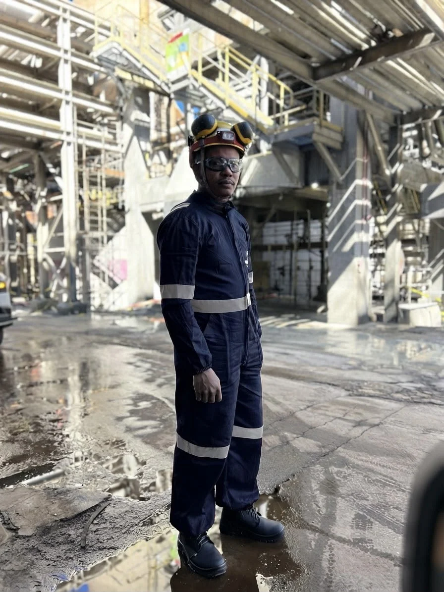 Profissional do Grupo Vier equipado em ambiente industrial